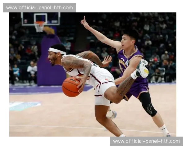 述评:广东与浙江的榜首之争,反映出本赛季CBA争冠格局的微妙变化。 述评:广东与浙江的榜首之争,反映出本赛季CBA争冠格局的微妙变化。