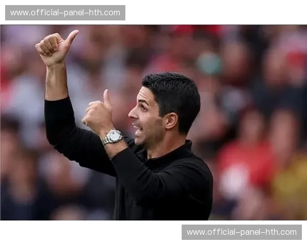 阿尔特塔场边指挥，神情专注分析比赛局势